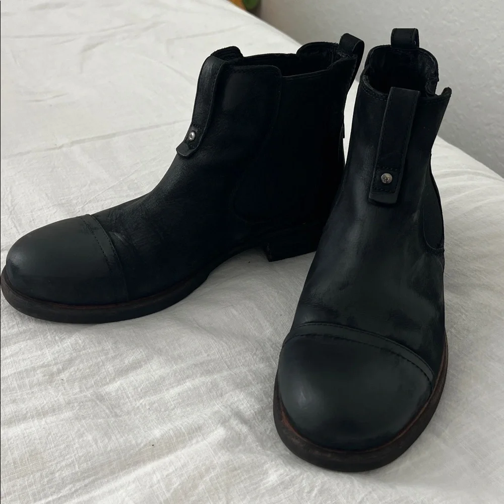 Ugg Gallion Chelsea Black Suede Pull On Boots Size 9